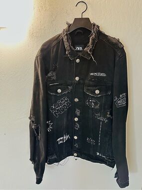 ZARA Black Distressed Denim Jacket Graffiti Art Raw Hem Trucker Men’s Size XL